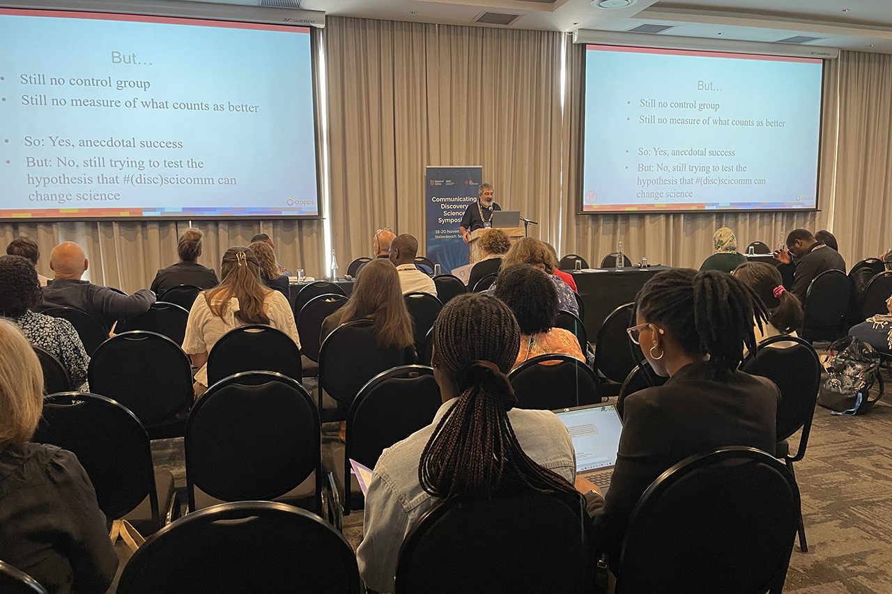 Bruce Lewenstein (Cornell University, USA) presented a research project on 'programmable plants,' highlighting how public engagement is integrated as a key research theme alongside natural science studies.