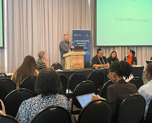 John Lee (Champalimaud Foundation, Portugal) captivatingly presented “What am I looking at? | O que é isto?”, inviting the audience to explore the intersection of curiosity and discovery in science communication.