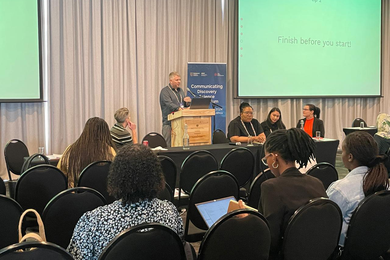 John Lee (Champalimaud Foundation, Portugal) captivatingly presented “What am I looking at? | O que é isto?”, inviting the audience to explore the intersection of curiosity and discovery in science communication.