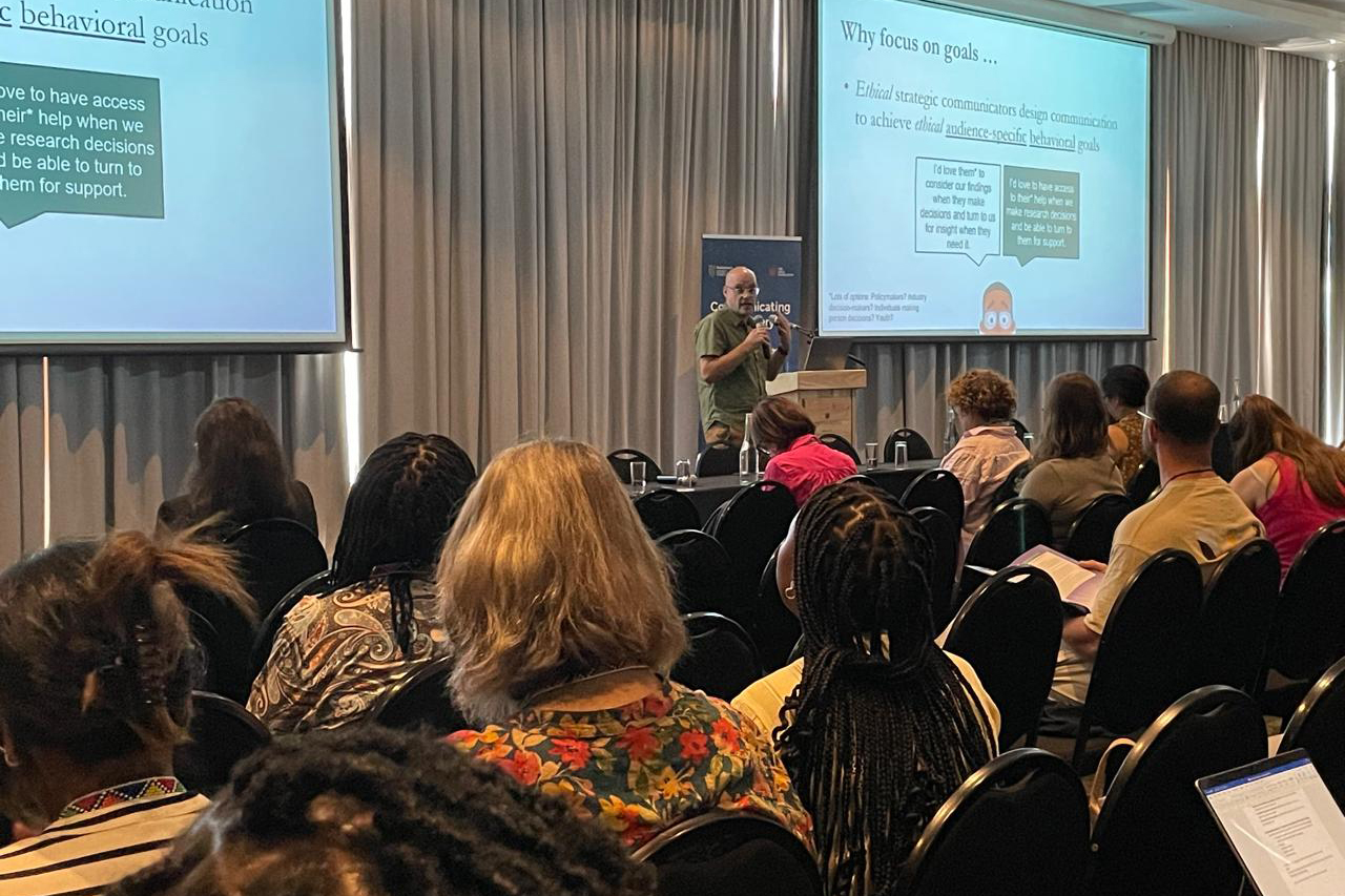 John Besley (Michigan State University, USA) discussing the communication goals of North American discovery scientists, shedding light on their motivations and strategies for engaging diverse audiences.